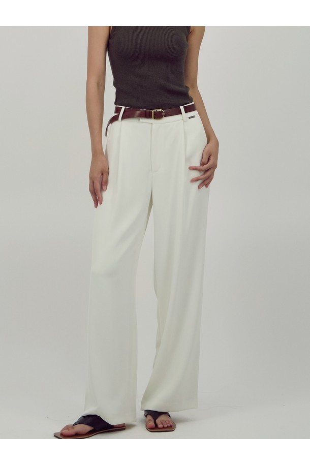 [25FW] 소프트 플로우 슬랙스 _ 아이보리는 부드러운 촉감의 폴리에스테르 소재로 제작된 여성 슬랙스입니다. 가을, 겨울 시즌에 적합하며, 얇은 두께감과 루즈핏, 와이드 핏으로 편안한 착용감을 선사합니다. 미니멀하고 베이직한 스타일을 연출하며, 플로우 실루엣으로 세련된 분위기를 더합니다. 출근룩 및 겨울 데일리룩에 활용하기 좋으며, 미니멀, 클래식, 캐주얼 등 다양한 스타일을 소화할 수 있습니다.
