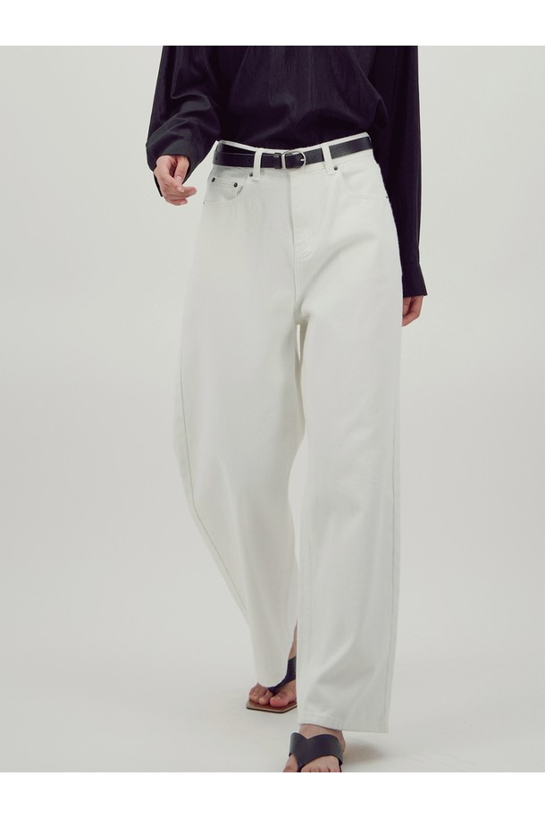 [25FW] 소프트 스트럭쳐 데님 _ 화이트는 미니멀하고 베이직한 스타일의 여성 데님 팬츠입니다. 봄, 여름, 가을 시즌에 착용하기 좋으며, 부드러운 촉감의 데님과 면 혼방 소재로 제작되었습니다. 와이드 & 벌룬 핏의 루즈핏으로 편안한 착용감을 선사하며, 입체적인 실루엣과 구조적인 볼륨감이 특징입니다. 5포켓 디테일과 리벳 장식, 클린한 디자인이 돋보이며, 쇼핑룩, 카페룩 등 데일리 룩으로 활용하기 좋습니다.
