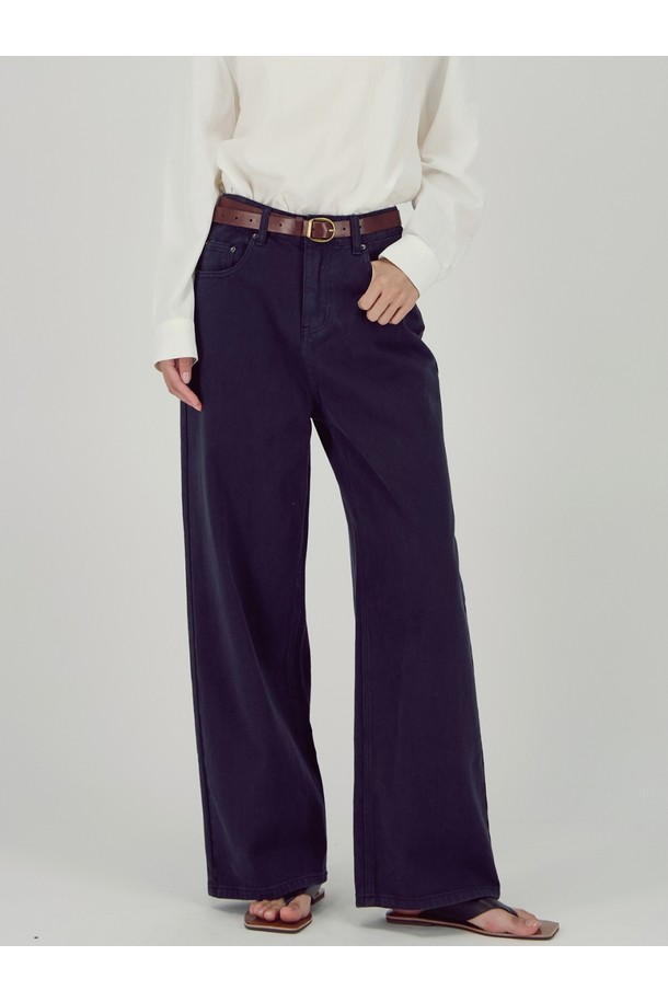 [25FW] 소프트 스트럭처 데님 _ 네이비는 가을, 겨울에 어울리는 여성용 데님 팬츠입니다. 부드러운 촉감의 데님과 면 혼방 소재로 제작되었으며, 톤 다운된 네이비 컬러와 무지 패턴이 미니멀하고 클래식한 스타일을 연출합니다. 와이드 핏과 루즈핏으로 편안함을 선사하며, 5포켓 디테일과 메달리온 장식, 배럴 레그 실루엣이 구조적인 볼륨감을 더합니다. 가을 나들이룩, 겨울 데일리룩 등 다양한 TPO에 맞춰 시크하고 세련된 스타일을 완성해보세요.
