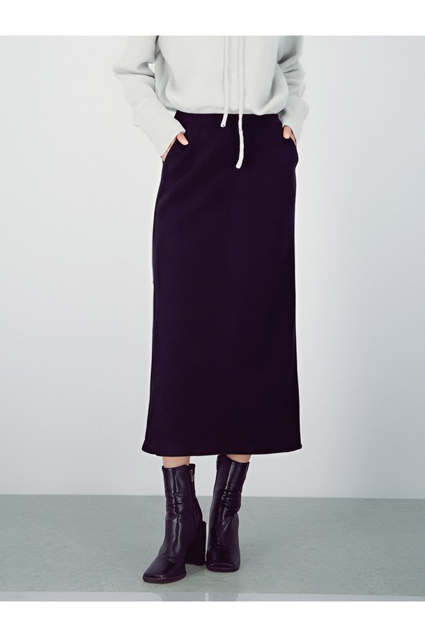 [25FW] 크레이프 스웨이드 벤딩 스커트 _블랙은 가을, 겨울 시즌에 어울리는 여성용 스커트입니다. 미니멀하고 베이직한 스타일로, 출근룩, 오피스룩, 모임룩 등 다양한 TPO에 활용하기 좋습니다. 부드러운 촉감의 크리프 스웨이드 소재로 제작되었으며, H라인의 레귤러핏 디자인이 특징입니다. 블랙 컬러의 무지 디자인으로, 어떤 상의와도 쉽게 매치하여 시크하고 클래식한 스타일을 연출할 수 있습니다. 두꺼운 두께감으로 따뜻하게 착용 가능하며, 벤딩 타입의 치마로 편안한 착용감을 선사합니다.
