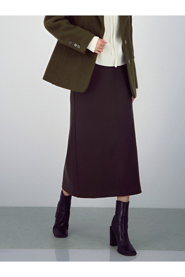 25FW 크레이프 스웨이드 벤딩 스커트 _브라운은 부드러운 촉감의 크리프 소재 스웨이드로 제작되어 가을, 겨울 시즌에 따뜻하게 착용하기 좋은 여성용 스커트입니다. 미니멀하고 베이직한 스타일로, H라인의 레귤러핏 디자인이 특징입니다. 브라운 컬러의 무지 패턴으로 다양한 상의와 손쉽게 매치하여 출근룩, 모임룩, 데이트룩 등 폭넓은 TPO에 활용할 수 있습니다. 벤딩 타입으로 편안한 착용감을 선사하며, 미니멀, 클래식, 시크한 스타일을 연출하기 좋습니다. 두께감 있는 소재로 제작되어 겨울철에도 따뜻하게 스타일링할 수 있습니다.
