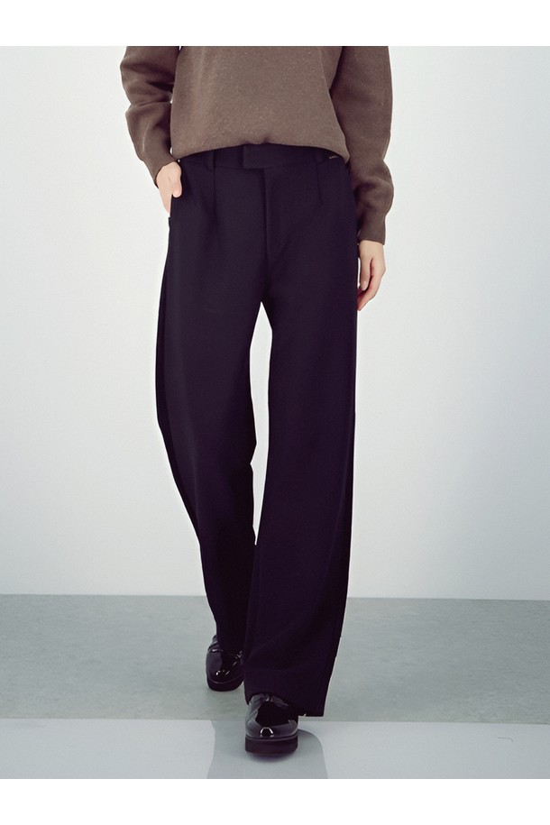 [25FW] 크레이프 플로우 슬랙스 _블랙은 미니멀하고 베이직한 스타일의 여성 슬랙스입니다. 가을과 겨울에 적합하며, 부드러운 촉감의 폴리에스테르 소재로 제작되어 편안한 착용감을 선사합니다. 루즈핏 와이드 레그 디자인에 크리스 주름 디테일이 더해져 시크한 무드를 연출합니다. 오피스룩, 출근룩, 모임룩 등 다양한 TPO에 활용 가능하며, 미니멀, 클래식, 시크 스타일을 즐기는 분들께 추천합니다.
