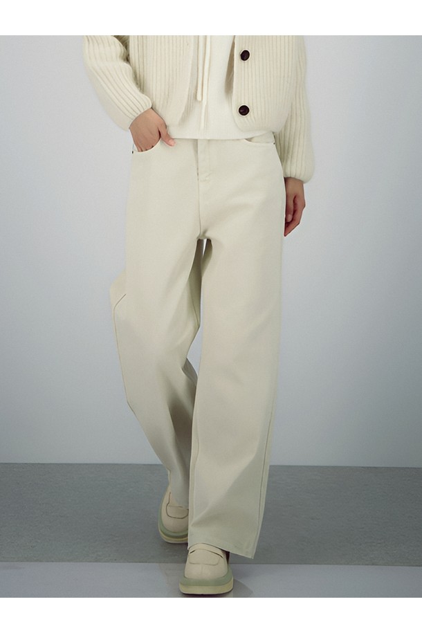 [25FW] 소프트 스트럭처 데님 _L.베이지는 여성용으로, 가을과 겨울에 착용하기 좋은 두꺼운 두께감의 데님 팬츠입니다. 라이트 베이지 컬러의 무지 디자인으로 미니멀하고 베이직한 스타일을 연출합니다. 와이드하면서 루즈하게 떨어지는 핏과 하이웨스트 디테일이 특징이며, 부드러운 촉감으로 편안하게 착용할 수 있습니다. 데님 소재 특유의 견고함과 핏을 살린 룩을 완성하여 미니멀, 클래식한 스타일을 선호하는 분들께 추천합니다.
