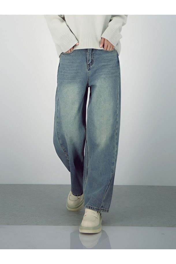 [25FW] 스트럭처 워싱 데님은 남녀 모두 착용 가능한 와이드 핏 데님 팬츠입니다. 연청 컬러의 데님 소재에 워싱 가공을 더해 빈티지한 무드를 연출하며, 봄, 가을, 겨울 세 계절 모두 활용 가능합니다. 캐주얼 및 베이직 스타일을 즐겨 입는 분들께 추천하며, 뻣뻣한 촉감과 루즈핏으로 편안함을 선사합니다. 구조적인 디자인이 돋보이는 이 데님 팬츠는 일상에서 개성 있는 스타일을 완성해줍니다.
