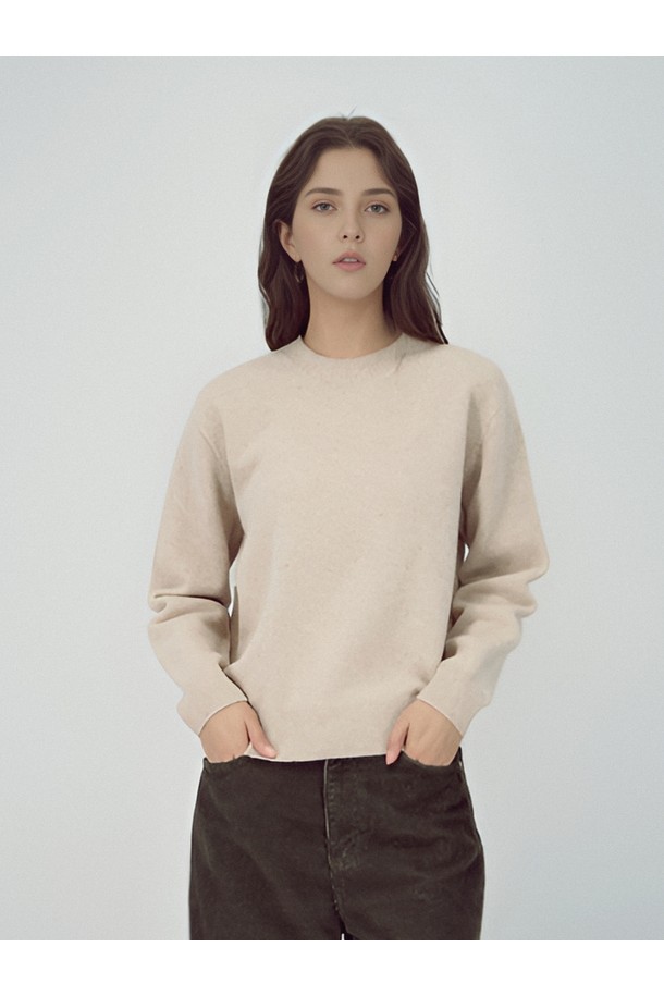 [25FW] 라운드 울 니트 _오트밀은 부드러운 촉감의 울 소재로 제작되어 가을과 겨울에 따뜻하게 착용할 수 있는 여성 라운드넥 니트입니다. 베이직하고 미니멀한 스타일로, 출근룩과 모임룩, 그리고 클래식, 미니멀, 캐주얼 등 다양한 스타일과 TPO에 잘 어울립니다. 레귤러 핏과 긴 소매 기장으로 편안한 착용감을 선사하며, 두꺼운 두께감으로 포근함을 더했습니다. 25FW 시즌을 대표하는 오트밀 컬러의 무지 디자인은 어떤 옷에도 매치하기 용이하여 활용도가 높습니다.
