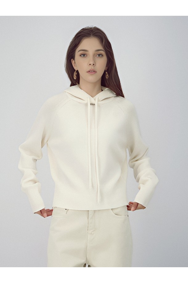 [25FW] 후디 울 니트 _아이보리는 포근함과 스타일을 동시에 갖춘 여성용 후드 니트입니다. 부드러운 울 소재로 제작되어 가을, 겨울 시즌에 따뜻하게 착용 가능하며, 레귤러 핏으로 편안한 착용감을 선사합니다. 베이직하고 캐주얼한 디자인으로 다양한 스타일 연출이 용이하며, 무지 패턴과 아이보리 컬러는 어떤 옷에도 잘 어울립니다. 긴 소매와 후드 디자인, 캥거루 포켓 디테일이 실용성을 더해줍니다.
