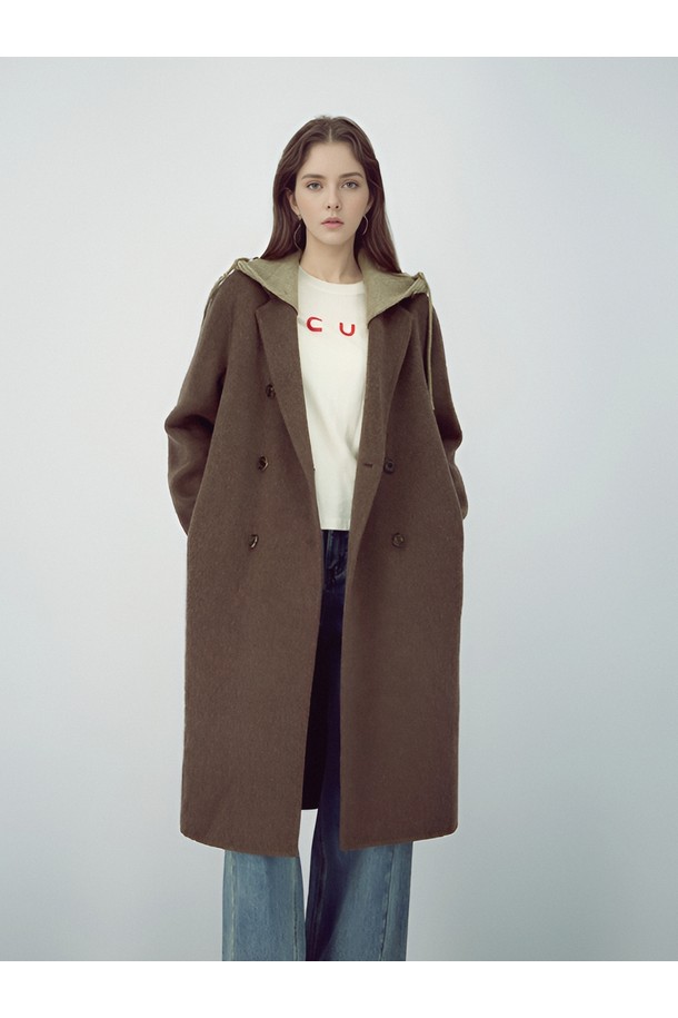 [25FW] 탈부착 후디 핸드메이드 코트 _브라운은 가을과 겨울, 여성 고객을 위한 오버핏 더블 코트입니다. 미니멀하고 베이직한 디자인에 브라운 컬러와 무지 패턴으로 어떤 스타일에도 쉽게 매치할 수 있습니다. 울 소재로 제작되어 두꺼운 두께감을 자랑하며, 후드를 탈부착하여 다양한 연출이 가능합니다. 출근룩, 오피스룩, 모임룩 등 TPO에 구애받지 않고 클래식, 미니멀, 시크한 스타일을 완성할 수 있습니다. 
