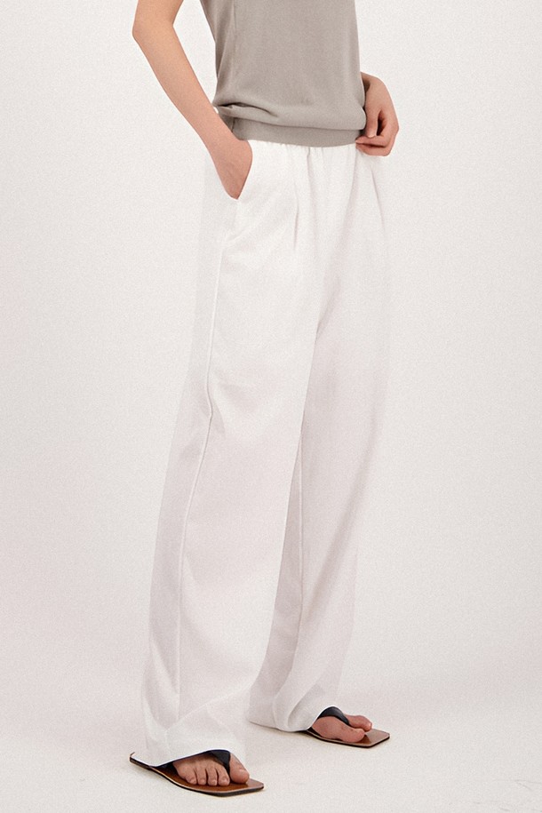 여름 시즌을 위한 여성용 슬랙스입니다. 미니멀하고 베이직한 디자인으로, 얇은 두께감과 루즈핏 와이드 실루엣이 편안함을 선사합니다. 무지 패턴의 화이트 컬러에 핀턱 디테일이 더해져 세련된 스타일을 연출합니다.
