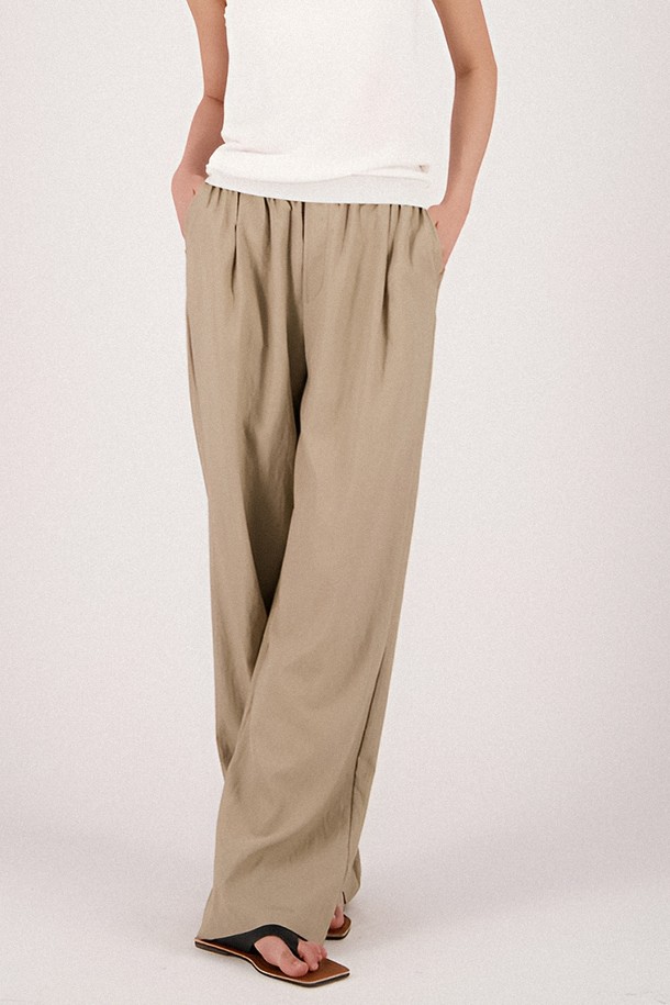 2025년 봄/여름 시즌, 모던하고 미니멀한 스타일의 여성용 슬랙스입니다. 베이지, 화이트, 블랙 세 가지 색상으로 출시되었으며, 핀턱 디테일과 세미와이드 핏으로 다리가 길어 보이는 효과를 줍니다. 레이온, 나일론, 폴리에스테르 혼방 소재로 제작되어 부드러운 촉감과 약간의 신축성을 제공하며, 얇은 두께감으로 여름에도 시원하게 착용 가능합니다.
