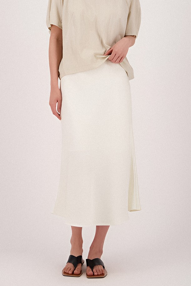 새틴 에이라인 스커트 _화이트는 부드러운 촉감과 얇은 두께로 봄, 여름에 시원하게 착용하기 좋은 여성용 스커트입니다. 미니멀하고 베이직한 스타일로 데이트룩, 쇼핑룩 등 다양한 TPO에 활용하기 좋습니다. 미디 기장의 A라인 핏이 다리 라인을 더욱 아름답게 연출해 주며, 무지 디자인으로 어떤 상의와도 쉽게 매치할 수 있습니다. 레귤러핏으로 편안한 착용감을 선사하며, 미니멀, 클래식, 캐주얼 등 다채로운 스타일을 소화할 수 있는 활용도 높은 아이템입니다.
