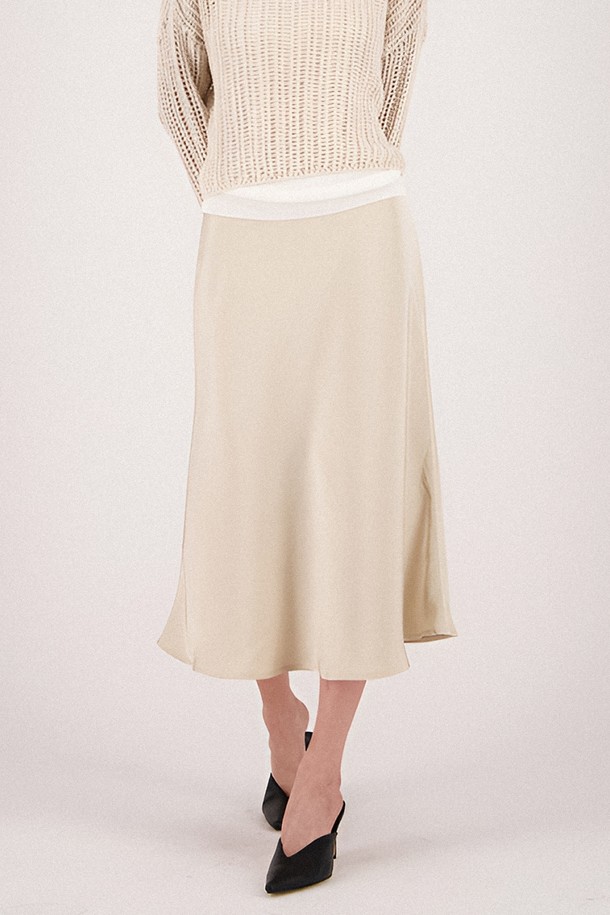 25SS 새틴 A라인 스커트 (베이지)는 부드러운 촉감의 폴리에스테르 소재로 제작되어 편안한 착용감을 선사합니다. 얇은 두께감으로 봄, 여름, 가을, 겨울 사계절 내내 활용 가능하며, A라인 핏과 밴딩 허리 디자인으로 안정적인 착용감을 제공합니다. 모던한 디자인에 광택감 있는 베이지 컬러가 더해져 미니멀, 클래식, 시크한 스타일을 연출하기 좋으며, 데이트룩, 카페룩 등 다양한 TPO에 매치하기 좋습니다. 안감이 있어 비침 걱정 없이 착용할 수 있는 기본 치마입니다.
