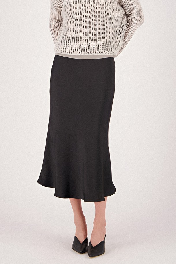 [25SS] 새틴 A라인 스커트 _블랙은 부드러운 촉감의 새틴 소재로 제작되어 편안한 착용감을 선사합니다. 미니멀하고 베이직한 스타일의 블랙 컬러 A라인 스커트로, 봄, 여름 시즌에 활용하기 좋습니다. 하이웨스트 디자인과 루즈핏으로, 데이트룩이나 쇼핑룩 등 다양한 TPO에 매치하기 용이합니다. 플레어 치마 타입으로 여성스러운 실루엣을 연출하며, 캐주얼, 클래식 스타일을 모두 소화할 수 있는 활용도 높은 아이템입니다. 무지 디자인으로 어떤 상의와도 잘 어울려 데일리룩을 완성합니다.
