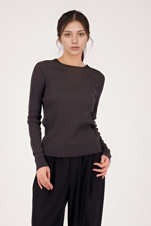 세련된 스타일을 완성해 줄 [25SS] 긴소매 골지 린넨 니트입니다. 차콜 컬러의 슬림핏 디자인으로, 레이온, 폴리에스터, 린넨, 나일론 혼방 소재에 메탈릭 원사를 더해 은은한 광택과 부드러운 촉감을 선사합니다. 봄, 여름, 가을, 겨울 사계절 내내 활용 가능하며, 신축성이 뛰어나 편안하게 착용할 수 있습니다.
