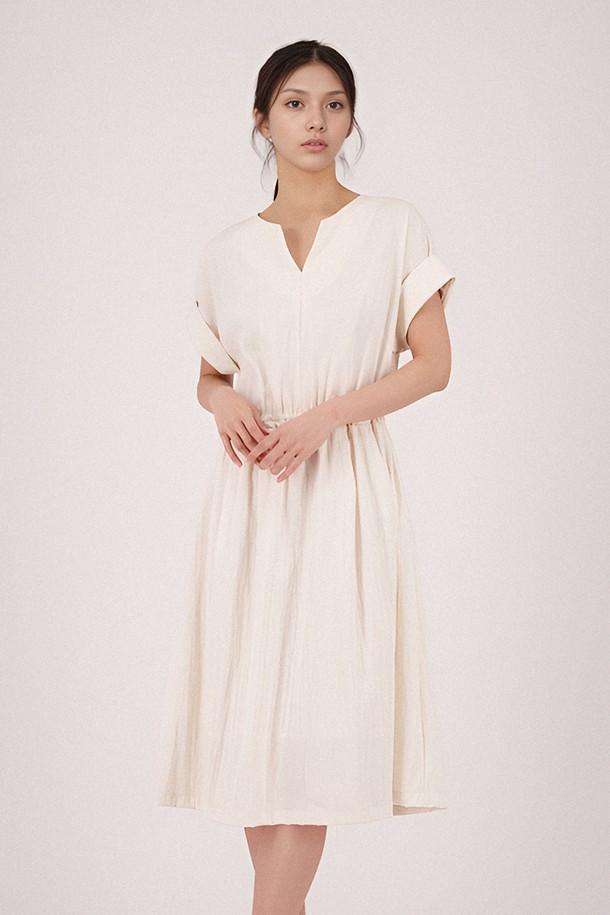 세련된 스타일을 연출하는 [25SS] Sleeve Detail Slit Dress_Ivory입니다. 아이보리 컬러의 미니멀하고 모던한 디자인으로, 봄, 여름, 가을, 겨울 사계절 내내 활용 가능합니다. 레이온, 나일론, 폴리에스테르 혼방 소재로 제작되어 부드러운 촉감을 선사하며, 브이넥 라인과 프론트 슬릿, 소매 칼라 디테일이 특징입니다.
