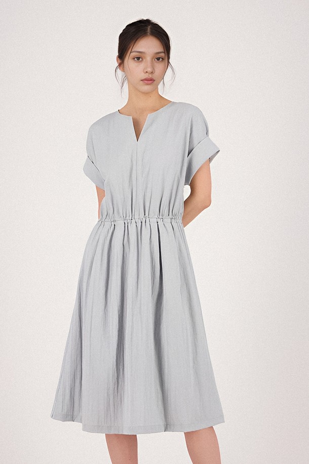 [25SS] Sleeve Detail Slit Dress _Sky는 스카이블루와 아이보리 두 가지 색상으로 출시된 여성용 슬리브 디테일 슬릿 원피스입니다. 레이온, 나일론, 폴리에스테르 혼방 소재로 제작되어 부드러운 촉감과 신축성을 자랑하며, 봄, 여름, 가을, 겨울 사계절 내내 착용 가능합니다. 브이넥 디자인에 반소매 기장, 레귤러핏으로 모던하고 미니멀한 스타일을 연출하며, 앞트임, 소매 칼라 디테일, 허리 스트링, 부분 비침 등의 특징을 가지고 있습니다.
