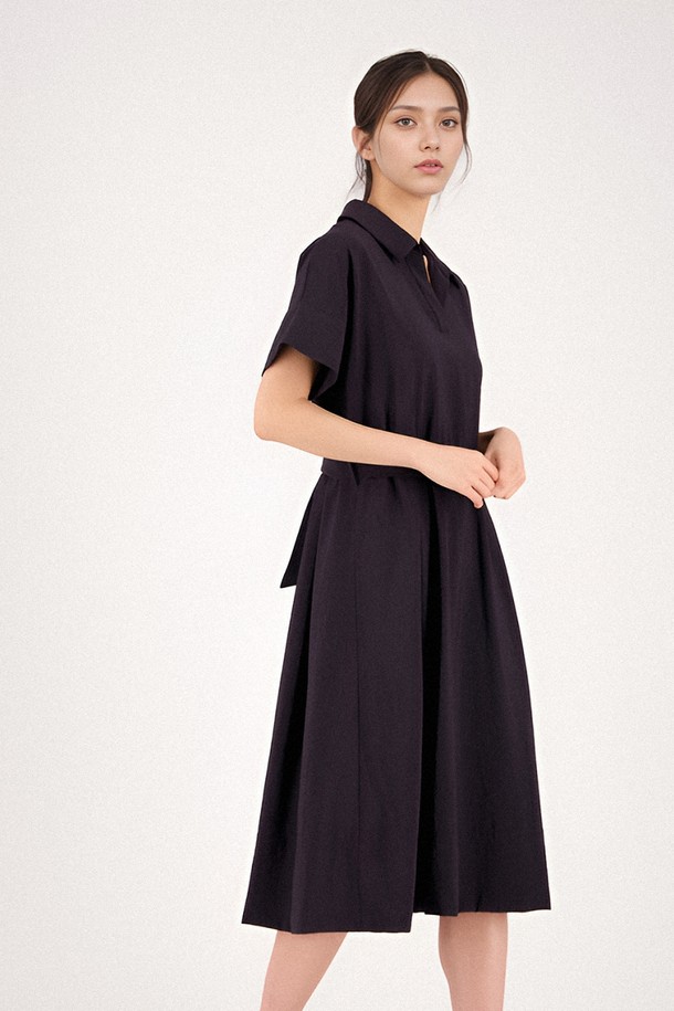 **[25SS] Collar Neck Half Sleeve Dress _Black**는 부드러운 면 소재로 제작된 여성용 블랙 컬러의 칼라넥 반소매 데일리 원피스입니다. A라인 플레어 스커트와 레귤러 핏으로 편안하면서도 여성스러운 실루엣을 연출하며, 미니멀하고 베이직한 스타일로 봄, 여름 시즌에 활용하기 좋습니다. 벨트 디테일이 더해져 더욱 세련된 룩을 완성할 수 있습니다.

