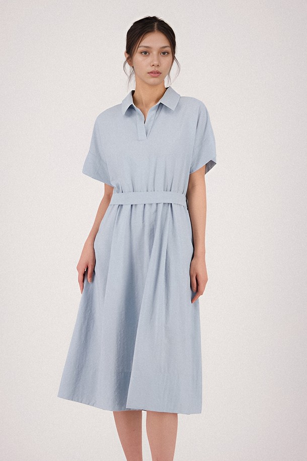 [25SS] Collar Neck Half Sleeve Dress _Sky는 스카이블루, 블랙, 화이트 세 가지 색상으로 출시된 여성용 칼라넥 반소매 원피스입니다. 나일론, 레이온, 비스코스, 폴리에스터 혼방 소재로 제작되어 부드러운 촉감과 적당한 두께감을 자랑하며, A라인 플레어 스커트 핏으로 캐주얼하면서도 베이직한 스타일을 연출합니다. 벨트가 포함되어 있으며 부분 안감과 신축성이 있어 편안한 착용감을 제공하며, 부분적으로 비침이 있습니다.
