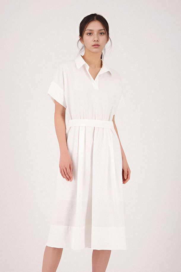 **[25SS] Collar Neck Half Sleeve Dress _White**는 부드러운 촉감의 화이트 컬러 칼라넥 반소매 원피스입니다. 나일론, 레이온, 비스코스, 폴리에스테르 혼방 소재의 얇은 두께로 제작되어 봄, 여름, 가을, 겨울 사계절 활용 가능하며, 데일리룩과 일상복으로 좋습니다. 레귤러핏에 부분 안감 처리 및 벨트 포함, 부분 비침, 신축성 있는 디자인으로 베이직하면서도 미니멀한 스타일을 연출합니다.
