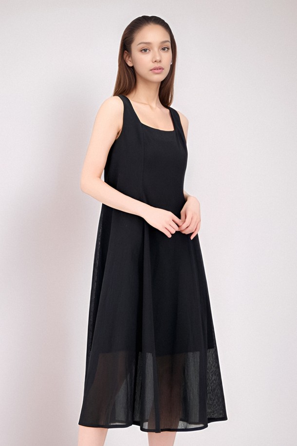 **[25 summer] Sleeveless Sheer Dress _Black**는 부드러운 면과 폴리에스테르 혼방 소재로 제작되어 얇고 시원한 착용감을 선사하는 여성용 민소매 시스루 드레스입니다. 블랙과 아이보리 두 가지 색상으로 출시되었으며, 미니멀한 디자인에 스퀘어넥과 프린세스 라인 절개 디테일, 드레이프성이 더해져 오피스와 데일리룩 모두 활용 가능합니다. 루즈핏으로 편안하게 착용 가능하며, 안감이 있어 비침 걱정 없이 자신 있게 스타일을 연출할 수 있습니다.
