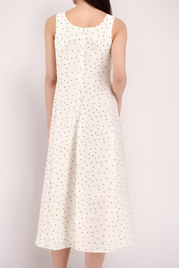 **[25 summer] Sleeveless Dot Dress _Ivory**는 부드러운 레이온 혼방 소재로 제작되어 가볍고 시원한 착용감을 선사하는 여성용 슬리브리스 도트 원피스입니다. 아이보리 컬러에 미니멀하고 모던한 디자인, A라인 실루엣과 스퀘어넥으로 여성스러운 분위기를 더하며, 프린세스 라인 절개 디테일과 반투명한 소재로 세련됨을 강조합니다. 봄, 여름, 가을 시즌에 데일리룩 또는 오피스룩으로 활용 가능하며, 레이어드하여 다양한 스타일 연출도 가능합니다.
