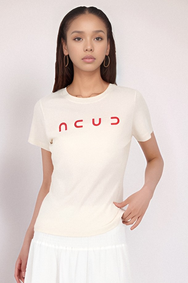 [25 summer] 하프 슬리브 로고 티셔츠 _베이지는 여성용 반팔 티셔츠입니다. 여름 시즌에 어울리는 얇은 두께감과 부드러운 촉감의 면, 린넨 혼방 소재로 제작되었습니다. 미니멀하고 베이직한 스타일로, 라운드넥과 레귤러핏 디자인이 특징입니다. 베이지, 화이트 두 가지 컬러로 출시되어 데이트룩, 카페룩 등 다양한 TPO에 활용하기 좋습니다. 전면에 로고 프린팅 디테일이 더해져 포인트를 더합니다.
