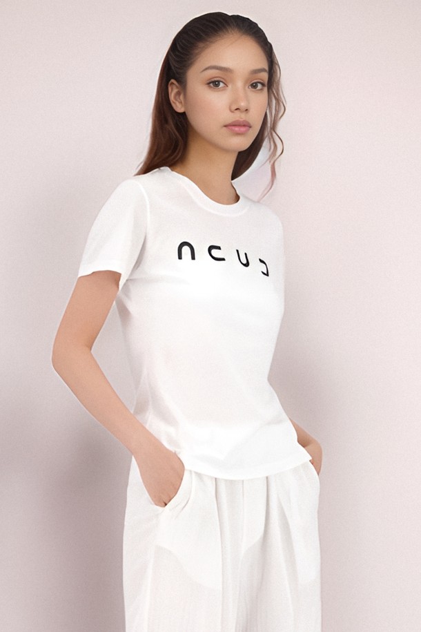 [25 썸머] 로고 반팔 티셔츠 _화이트는 데일리, 캐주얼 스타일에 적합한 여성 반팔 티셔츠입니다. 봄, 여름, 가을, 겨울 계절에 맞춰 얇고 부드러운 면린넨 혼방 소재로 제작되어 편안한 착용감을 선사합니다. 라운드넥, 베이직핏, 반소매 기장으로 미니멀하고 베이직한 스타일을 연출하며, 로고 프린트 디테일이 특징입니다. 동네 마실룩이나 카페룩에 자연스럽게 어울리며, 부분 비침이 있을 수 있습니다. 신축성은 적습니다.
