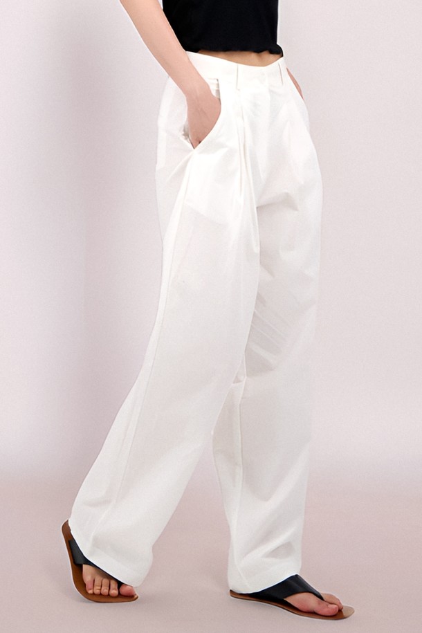 [25 summer] Double Pintuck Slacks _White는 여름 시즌 여성용으로 출시된 슬랙스입니다. 얇은 두께감의 화이트 컬러 긴 기장 와이드 핏 바지로, 미니멀하고 베이직한 스타일을 연출합니다. 핀턱 디테일이 돋보이는 루즈핏 디자인으로 편안하면서도 세련된 룩을 완성합니다.
