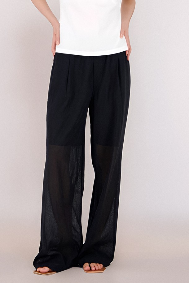 [25 summer] Sheer Bending Slacks _Black은 부드러운 촉감과 가벼운 소재의 여성용 슬랙스로, 봄, 여름, 가을, 겨울 계절에 모두 착용 가능합니다. 블랙과 화이트 두 가지 색상으로 출시되었으며, 릴렉스 핏, 와이드 디자인에 허리 전체 밴딩, 더블 플리츠 디테일로 편안하면서도 모던한 스타일을 연출합니다. 얇고 반투명한 면, 폴리에스테르 혼방 소재로 제작되어 신축성이 뛰어나 활동성을 높여줍니다.
