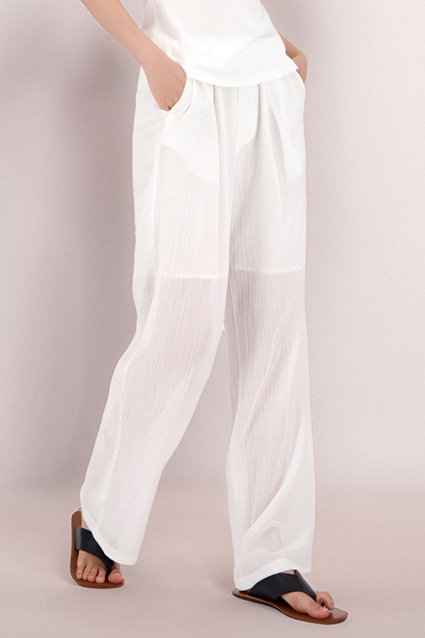 [25 summer] Sheer Bending Slacks _White는 여성용 슬랙스로, 시원하고 부드러운 면과 폴리에스테르 혼방 소재로 제작되어 봄, 여름, 가을에 착용하기 좋습니다. 루즈핏의 긴 기장, 얇은 두께, 플로잉 실루엣이 우아한 분위기를 연출하며, 반투명 시스루 소재와 더블 플리츠 디테일이 특징입니다. 허리 밴딩으로 편안하게 착용 가능하며, 통기성이 뛰어나고 신축성이 좋아 활동성을 보장합니다.
