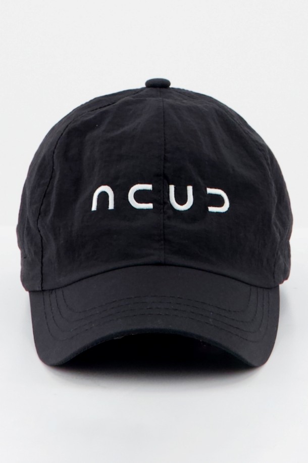 [25 썸머] 로고 스트링 볼캡 _블랙은 캐주얼, 미니멀, 시티보이 스타일을 위한 모자입니다. 블랙, 화이트, 베이지, 블루 4가지 색상으로 출시되었으며, 가볍고 부드러운 폴리에스테르 소재로 제작되어 사계절 내내 착용 가능합니다. 챙 넓이 6.5cm, 모자 깊이 12cm이며, FREE 사이즈로 54-58cm 둘레 조절이 가능합니다. 자수 로고와 메탈 스토퍼, 스트링 디자인이 특징이며, 일상 및 산책룩에 적합합니다.
