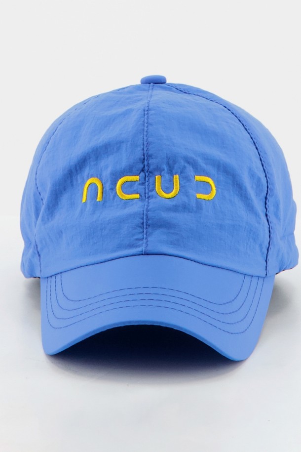 [25 썸머] 로고 스트링 볼캡 _블루는 캐주얼, 미니멀, 시티보이 스타일을 즐기는 모든 분께 어울리는 모자입니다. 산책룩, 여행룩에 매치하기 좋은 제품으로, 시원한 블루 컬러가 돋보입니다. 폴리에스테르 소재로 제작되어 가볍고 부드러운 촉감을 자랑하며, 모자 깊이 12cm, 챙 넓이 6.5cm입니다. 로고 자수와 메탈 스토퍼, 스트링 조절 디테일이 디자인의 포인트를 더하며, FREE 사이즈로 제작되어 54-58cm 둘레에 맞춰 착용 가능합니다.
