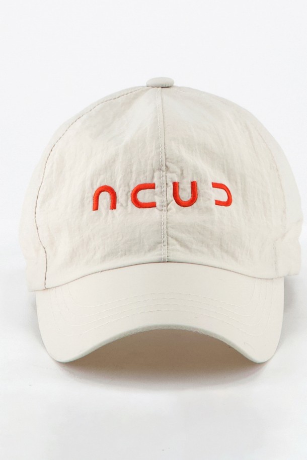 [25 썸머] 로고 스트링 볼 캡 _베이지는 캐주얼, 미니멀, 스트리트 스타일을 즐기는 분들을 위한 모자입니다. 폴리에스테르 소재로 제작되어 부드러운 촉감을 자랑하며, 얇은 두께로 봄, 여름, 가을, 겨울 사계절 내내 착용하기 좋습니다. 베이지, 블랙, 화이트, 블루 4가지 색상으로 출시되었으며, 챙 넓이 6.5cm, 모자 깊이 12cm, FREE 사이즈(54-58cm)로 제작되어 편안한 착용감을 제공합니다. 로고 자수와 스트링, 메탈 스토퍼 디테일이 돋보이며, 사이즈 조절과 통기성 기능을 갖춰 동네 마실룩, 산책룩에 안성맞춤입니다. 경량 디자인으로 가볍게 착용할 수 있습니다.
