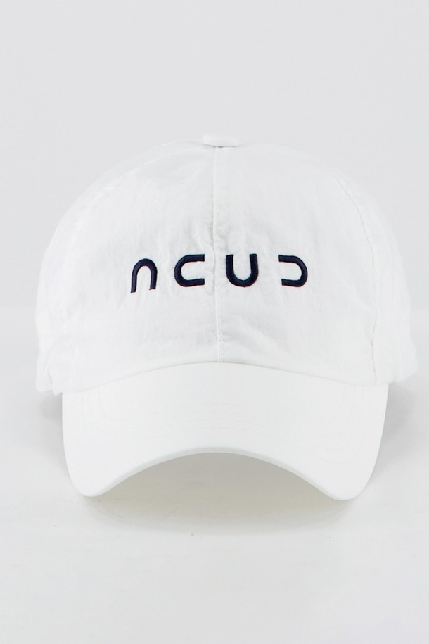 [25 썸머] 로고 스트링 볼캡 _화이트는 캐주얼, 미니멀, 스트리트 스타일을 즐겨 입는 분들을 위한 볼캡입니다. 폴리에스테르 소재로 제작되어 가볍고 통기성이 뛰어나 여름은 물론 사계절 내내 착용하기 좋습니다. U자형 로고 자수와 메탈 스토퍼, 스트링 디테일이 디자인의 포인트를 더하며, 스트링으로 사이즈 조절이 가능하여 편안한 착용감을 선사합니다. 동네 마실룩, 산책룩, 여행룩 등 다양한 TPO에 활용할 수 있는 데일리 아이템입니다.
