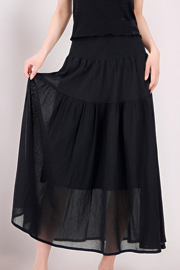 [25 summer] Sheer Bending Flare Skirt _Black은 시폰 소재로 제작된 여성용 롱 플레어 스커트입니다. 얇고 부드러운 촉감의 블랙 컬러 무지 디자인으로, 페미닌한 스타일을 연출하며 루즈핏과 쉬어한 특징이 여름철 시원하게 착용하기 좋습니다. 허리 밴딩 디테일이 편안한 착용감을 선사합니다.
