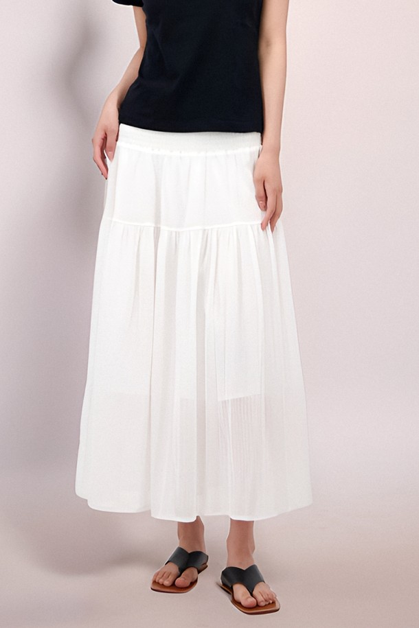 [25 summer] Sheer Bending Flare Skirt _White는 부드러운 촉감의 면과 폴리에스테르 혼방 소재로 제작된 여성용 플레어 스커트입니다. 허리 스모킹 밴딩과 시스루 시어 소재, 부분 비침 디자인이 특징이며, 루즈핏으로 편안하게 착용 가능합니다. 봄, 여름, 가을, 겨울 모든 계절에 활용할 수 있는 베이직하고 우아한 스타일의 화이트, 블랙 두 가지 색상으로 만나보세요.
