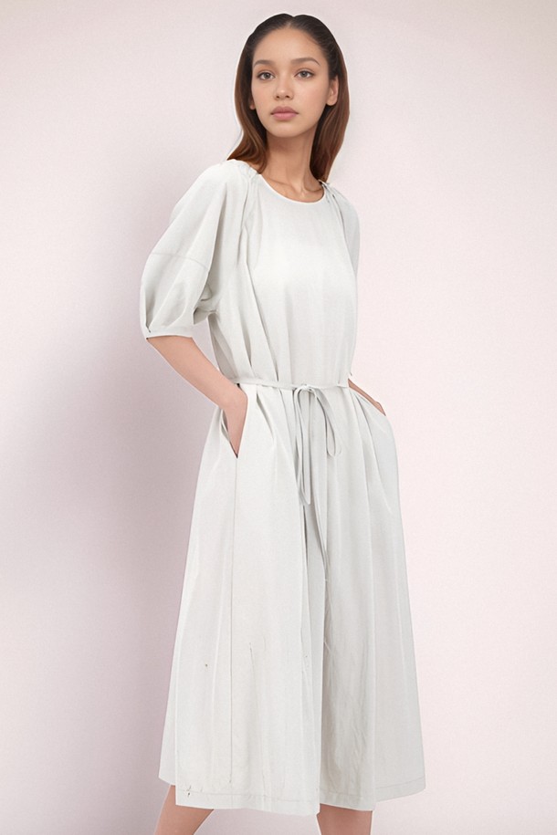 [25 summer] 벌룬 소매 스트랩 원피스 _L.Grey는 캐주얼하고 베이직한 스타일의 여성 여름 원피스입니다. 라이트 그레이 색상의 A라인 플레어 스커트 디자인으로, 얇은 두께감과 라운드넥, 반소매 기장이 특징입니다. 벌룬 소매와 스트랩, 플리츠 디테일이 더해져 여성스러운 분위기를 연출하며, 루즈핏으로 편안하게 착용할 수 있습니다.
