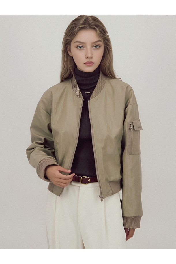 [25FW] 글로시 봄버 재킷_베이지는 가을, 겨울 시즌에 활용하기 좋은 여성용 점퍼입니다. 부드러운 촉감과 광택감 있는 코팅 처리가 돋보이며, 캐주얼 및 모던 스타일을 연출하기에 적합합니다. 무지 패턴에 루즈핏으로 편안함을 더했으며, 크롭 기장과 집업 여밈 방식으로 스타일리시함을 더했습니다. 3D 포켓 디테일, 소매 지퍼 디테일, 메달 로고 장식이 포인트이며, 방수 기능이 있어 실용적입니다. 가을 나들이룩, 겨울 데일리룩과 같은 TPO에 맞춰 다양한 스타일을 연출할 수 있습니다.
