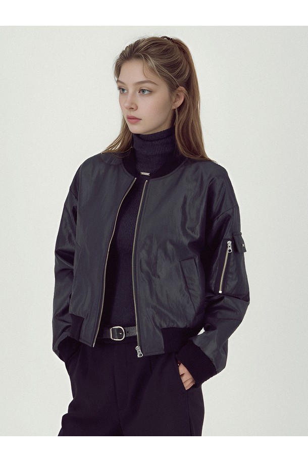 **[25FW]** 글로시 봄버 재킷 _블랙은 미니멀하고 캐주얼한 감각을 더해줄 여성용 아우터입니다. 가을, 겨울 시즌에 적합하며, 세미 루즈핏으로 편안하게 착용할 수 있습니다. 광택감 있는 나일론 소재로 제작되어 시크한 분위기를 연출하며, 지퍼 여밈 방식과 소매 지퍼 디테일로 포인트를 더했습니다. 크롭 기장으로 트렌디함을 살렸으며, 슬리브 포켓, 메탈 로고 장식, 입체 포켓 등의 디테일이 돋보입니다. 겨울 데일리룩에 활용하기 좋은 아이템으로, 비스코스와 폴리에스터 안감으로 따뜻함을 더했습니다.
