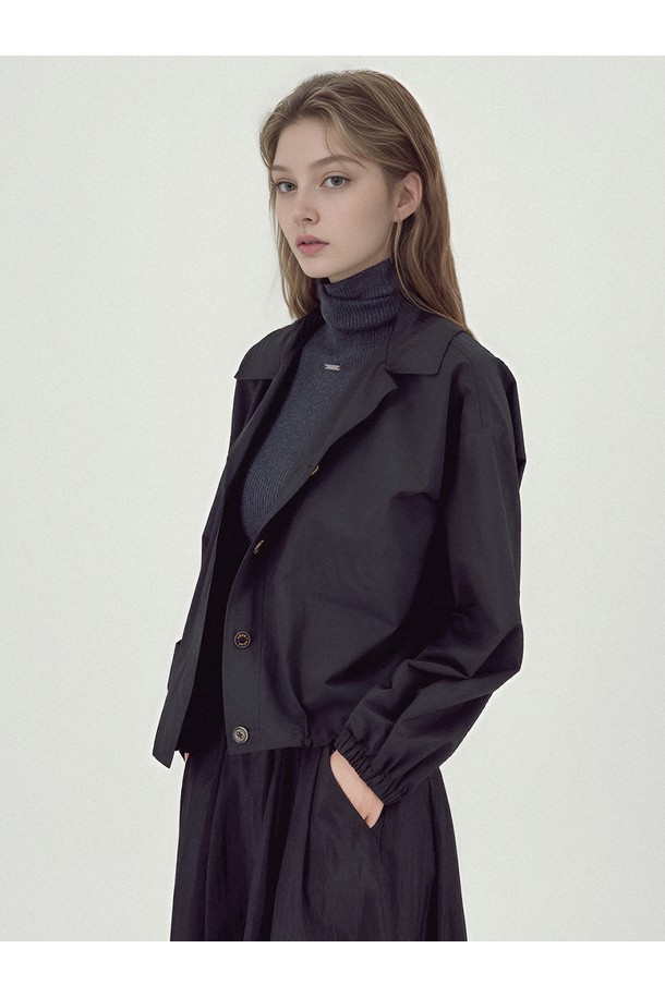25FW 라이트 아우터 셔츠는 여성용으로, 가을과 겨울에 착용하기 좋은 얇은 두께의 블랙 컬러 셔츠형 홑겹 아우터입니다. 부드러운 폴리에스테르 소재로 제작되어 편안한 착용감을 선사하며, 셔츠 디자인과 레귤러 핏으로 미니멀하고 베이직한 스타일을 연출합니다. 출근룩 또는 겨울 데일리룩에 활용하기 좋으며, 미니멀하고 클래식한 스타일을 선호하는 분들에게 적합합니다. 버튼 여밈 방식과 긴 소매 기장으로 다양한 스타일링이 가능합니다.
