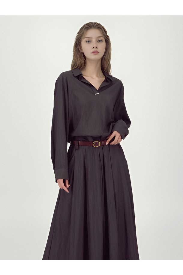 [25FW] 글로시 세트업 투피스 _다크 브라운은 가을과 겨울에 어울리는 여성 의류입니다. 부드러운 촉감의 폴리에스테르 소재로 제작되었으며, 미니멀하고 클래식한 스타일을 연출합니다. 다크 브라운 컬러의 무지 디자인에 벨트 세트, 광택감이 더해져 세련된 분위기를 자아냅니다. 루즈핏의 브이넥 긴소매 상의와 A라인 플레어 치마로 구성되어 데이트룩, 모임룩, 겨울 데일리룩으로 활용하기 좋습니다.
