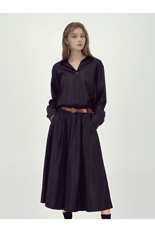 [25FW] 글로시 세트업 투피스 _블랙은 미니멀하고 모던한 스타일의 여성 의류입니다. 가을에 어울리는 얇은 두께감과 부드러운 촉감의 레이온, 나일론, 폴리에스테르 혼방 소재로 제작되었습니다. 광택감 있는 코팅 소재가 특징이며, 릴랙스 핏의 상의와 세미 플레어 실루엣의 하의로 구성된 투피스 세트입니다. 라운드넥 디자인에 긴 소매와 소매 포켓 디테일, 메달 로고 장식이 더해져 세련된 포인트를 더했습니다. 데이트룩, 모임룩, 오피스룩 등 다양한 TPO에 활용 가능한 클래식하고 시크한 아이템입니다.
