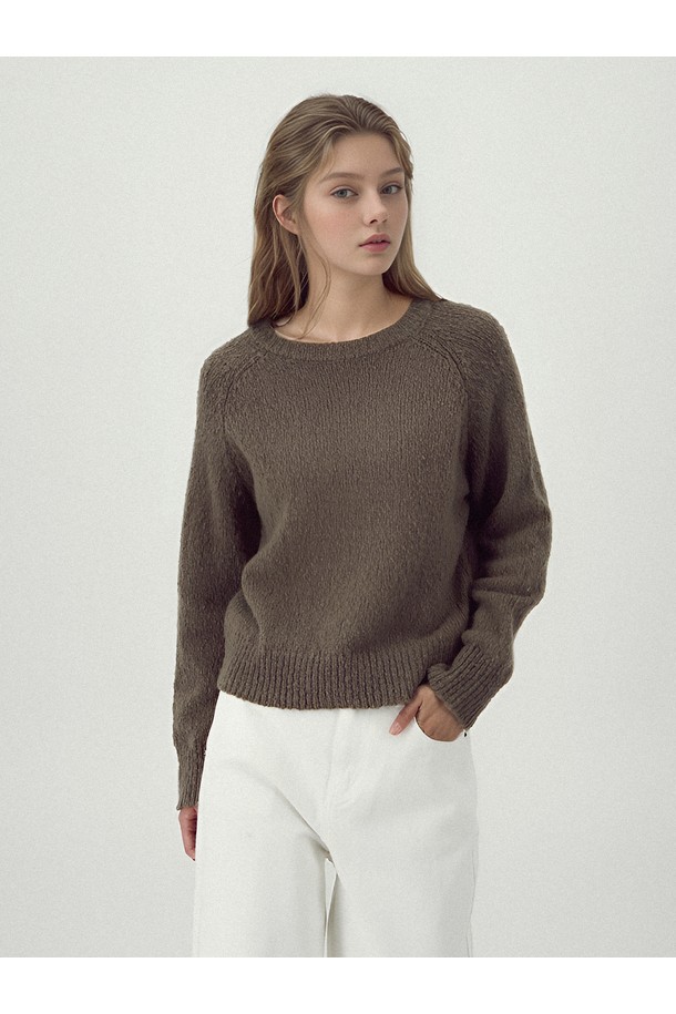 [25FW] 소프트 로프티 니트 _ 브라운은 부드러운 감촉과 따뜻한 착용감을 선사하는 여성용 니트/스웨터입니다. 프리미엄 울 90%와 캐시미어 10%의 혼방으로 제작되어 뛰어난 보온성을 자랑하며, 하이 덴시티 니트 구조와 로프티한 텍스처가 특징입니다. 라운드넥에 긴소매, 레귤러 기장으로 제작되어 미니멀하고 베이직한 스타일을 연출하며, 25 Fall Collection의 "SCULPTED SOFTNESS"를 담아낸 디자인으로 자연스러운 드레이핑을 선사합니다. 브라운 컬러는 가을, 겨울 데일리룩, 카페룩, 모임룩 등 다양한 TPO에 활용하기 좋으며, 루즈핏 또는 세미 루즈핏으로 편안함과 스타일리시함을 동시에 잡았습니다. 뒤판 백 로고 디테일이 은은한 포인트를 더합니다.
