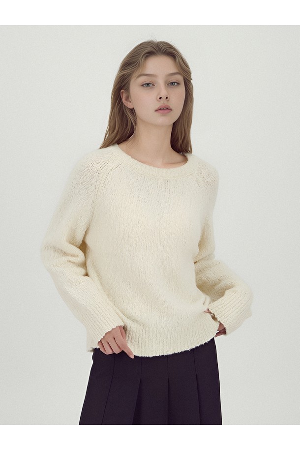 [25FW] 소프트 로프티 니트 _ 아이보리 입니다. 부드러운 촉감의 울과 캐시미어 혼방 소재로 제작되어 가을, 겨울 시즌 포근하게 착용하기 좋습니다. 라운드넥에 루즈핏으로 편안한 착용감을 선사하며, 하이덴시티 니트 구조로 높은 퀄리티를 자랑합니다. 미니멀한 로고 프린트와 브랜드 메달 로고 장식이 은은한 포인트를 더하며, 겨울 데일리룩, 카페룩 등 다양한 TPO에 활용하기 좋은 베이직한 아이템입니다. 미니멀, 클래식 스타일을 선호하는 여성분들께 추천합니다.
