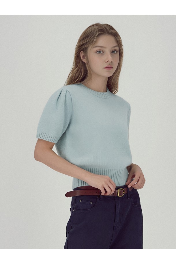 [25FW] 벌룬 숄더 하프 니트 _스카이는 부드러운 촉감의 울, 라쿤, 나일론, 폴리에스터 혼방 소재로 제작되어 가을과 겨울에 착용하기 좋습니다. 스카이 블루 컬러의 라운드넥 반소매 니트로, 엘레강스하면서 미니멀한 스타일을 연출합니다. 벌룬 숄더 디테일과 볼륨감 있는 소매 라인이 특징이며, 세미 크롭 기장과 미니멀 메탈 로고 프린트로 포인트를 더했습니다. 데이트룩, 카페룩, 모임룩 등 다양한 TPO에 미니멀, 클래식, 시크한 스타일로 활용할 수 있습니다. 루즈핏으로 편안하게 착용 가능하며, 두께감 있는 니트입니다.
