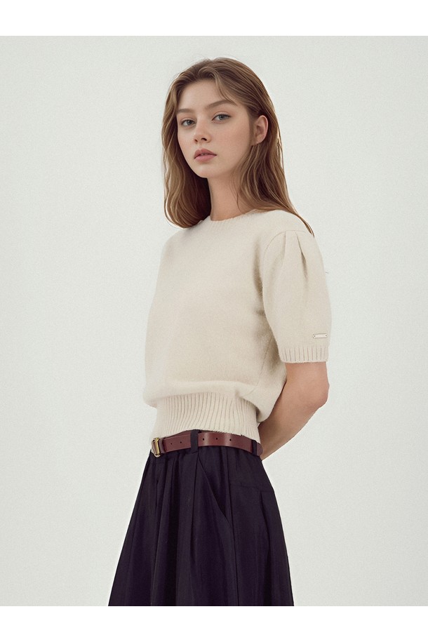 [25FW] 벌룬 숄더 하프 니트 베이지는 여성용 상의 니트/스웨터입니다. 가을, 겨울 시즌에 어울리는 두께감 있는 울 소재로 제작되었으며, 베이직하고 미니멀한 스타일을 연출합니다. 라운드넥 디자인에 반소매 기장, 크롭 기장으로 레귤러핏을 선사하며, 부드러운 촉감과 벌룬 숄더 디테일이 특징입니다. 겨울 데일리룩에 미니멀하면서도 클래식한 무드를 더해줍니다.
