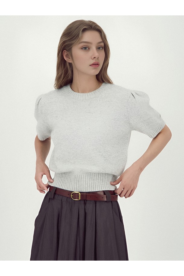 [25FW]_벌룬 숄더 하프 니트 _그레이는 여성 의류 상의 니트/스웨터 제품입니다. 가을, 겨울 시즌에 적합하며, 페미닌하고 클래식한 스타일을 연출합니다. 부드러운 촉감의 니트 소재로 제작되었으며, 크롭 기장의 반소매 디자인입니다. 라운드넥에 레귤러핏으로, 벌룬 숄더 디테일이 특징인 일상복 및 데이트룩, 겨울 데일리룩으로 활용하기 좋은 아이템입니다.
