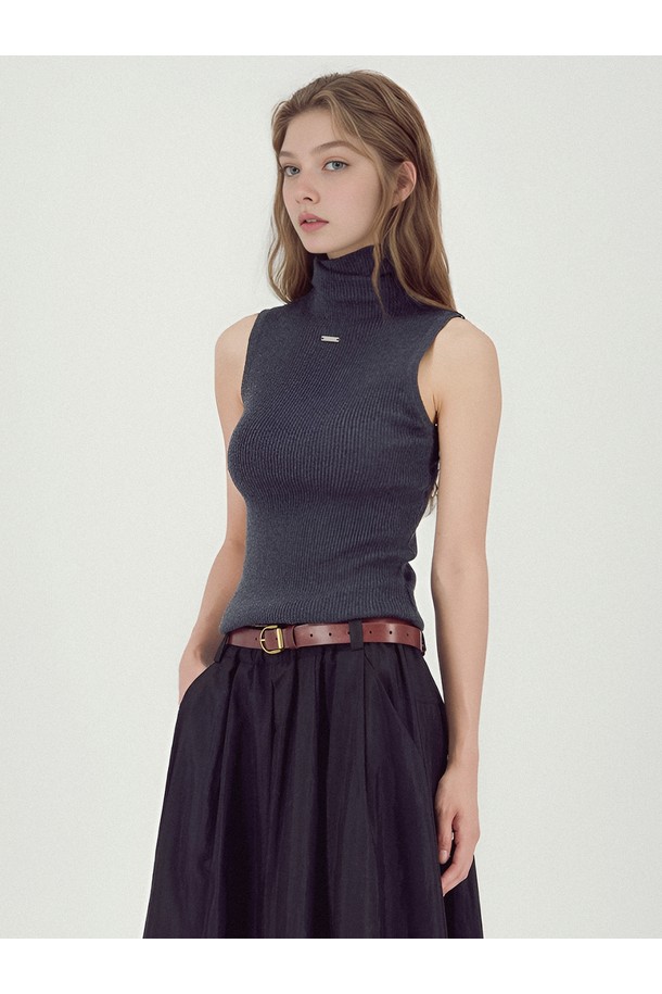 [25FW] 립드 슬리브리스 니트 (차콜)는 미니멀하고 베이직한 스타일의 여성 상의입니다. 레이온, 아크릴, 폴리에스터, 울 혼방 소재로 제작되어 부드러운 촉감과 신축성을 제공하며 사계절 활용이 가능합니다. 하이넥 디자인에 슬림핏으로, 고밀도 골지 조직과 깔끔한 넥 라인이 특징입니다. 투웨이 착용이 가능한 민소매 디자인으로, 데일리웨어 또는 이너웨어로 활용하기 좋습니다.
