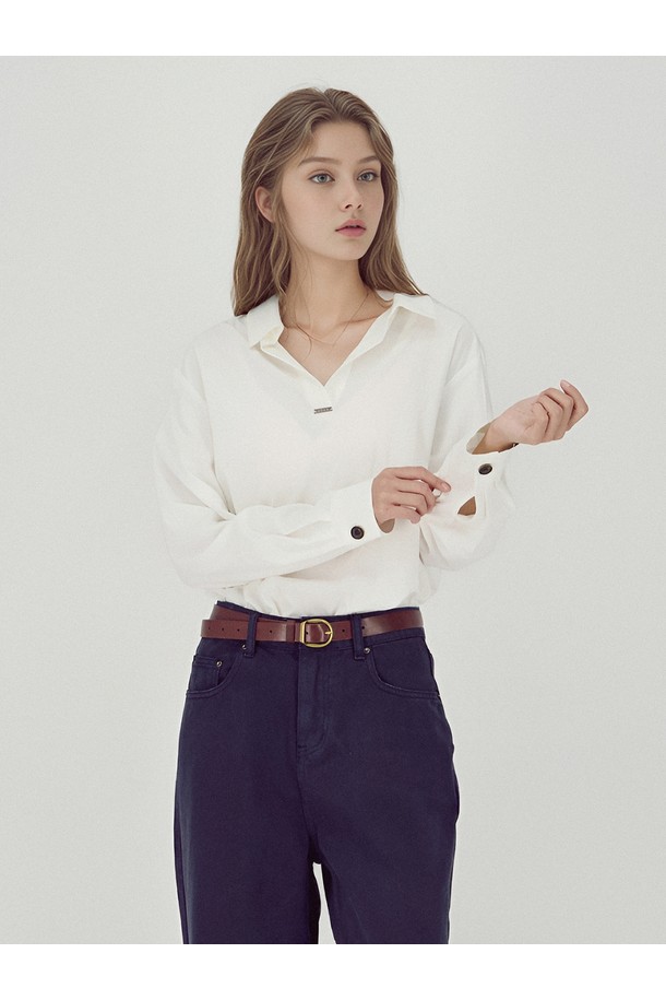 [25FW] 글로시 셔츠 블라우스 _아이보리입니다. 부드러운 촉감의 폴리에스테르 소재로 제작되어 가을, 겨울에 착용하기 좋은 얇은 두께의 블라우스입니다. 카라 디테일과 레귤러 핏으로 베이직하면서도 클래식한 스타일을 연출합니다. 은은한 광택감이 돋보이며, 긴 소매 기장으로 오피스룩, 출근룩, 겨울 데일리룩 등 다양한 TPO에 활용 가능합니다. 미니멀하고 클래식한 무드를 선호하는 여성분들께 추천하는 아이보리 컬러의 셔츠 블라우스입니다.
