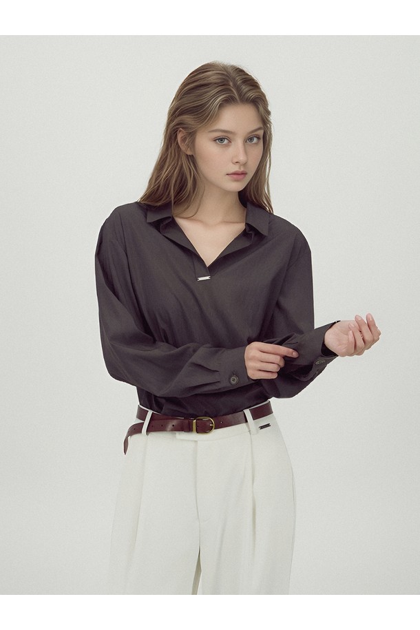 [25FW] 글로시 셔츠 블라우스 _다크 브라운은 여성 의류로, 가을과 겨울에 어울리는 얇은 두께의 긴소매 블라우스입니다. 부드러운 촉감의 폴리에스테르 소재로 제작되었으며, 미니멀하고 베이직한 스타일을 연출합니다. 다크 브라운 컬러의 무지 디자인에 광택감이 더해져 고급스러운 분위기를 자아내며, 브이넥 라인과 루즈핏으로 편안한 착용감을 선사합니다. 출근룩과 겨울 데일리룩에 활용하기 좋으며, 미니멀, 클래식, 캐주얼 등 다양한 스타일로 연출할 수 있습니다.
