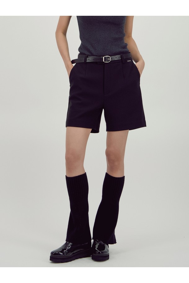 [25FW] 플렉스-터치 세미 쇼츠_블랙은 여성용 반바지로, 봄, 여름, 가을 계절에 활용하기 좋은 아이템입니다. 미니멀하고 모던한 스타일을 추구하며, 레귤러 핏의 세미핏으로 편안하게 착용할 수 있습니다. 폴리에스테르와 폴리우레탄 혼방 소재로 부드러운 촉감을 선사하며, 신축성이 뛰어나 활동성을 높였습니다. 측면 메달 로고 장식과 슬리브 포켓 디테일이 돋보이며, 팬츠와 스커트 스타일의 중간 핏으로 다양한 스타일을 연출할 수 있습니다. 일상, 동네 마실룩, 여행룩 등 폭넓은 TPO에 어울립니다.
